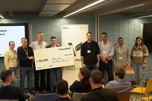 The winning team receiving the 50,000 NIS VentureHack grant check
